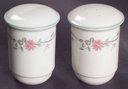 Country Cottage Courtyard Salt & Pepper Set