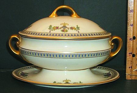 Colonial Gravy Boat w/Attached Underplate & Lid