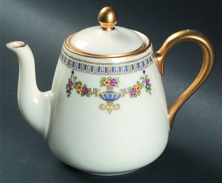 Colonial Shape 934 Breakfast Teapot & Lid