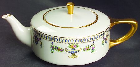Colonial Shape 1690 Teapot & Lid