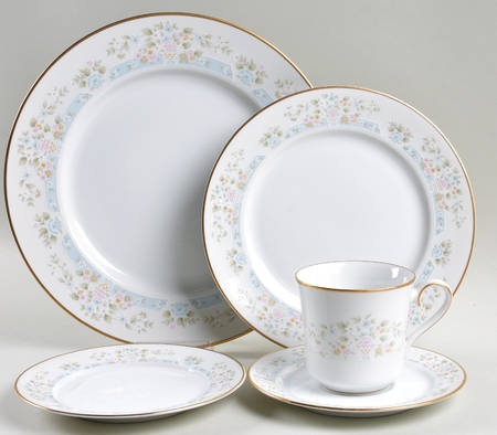 Daisy Basket 5 Piece Place Setting