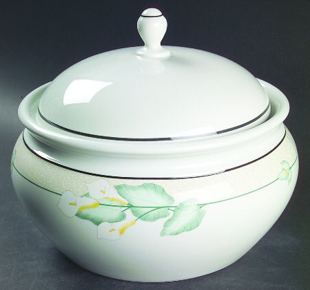 Dancing Lilies 2.5 Qt Round Covered Casserole