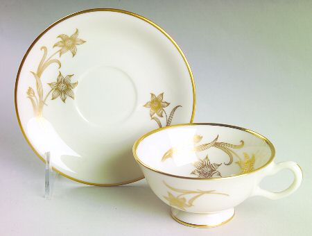 Daybreak Footed Cup & Saucer Set