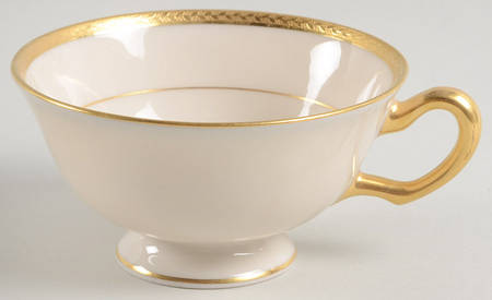 E81 Off White Footed Cup