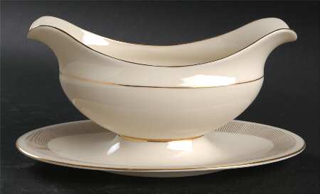 Flourish Gravy Boat with Attached Underplate