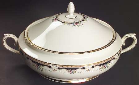 Hartwell House Round Covered Vegetable