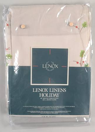 Holiday (Dimension) 65" Round Tablecloth