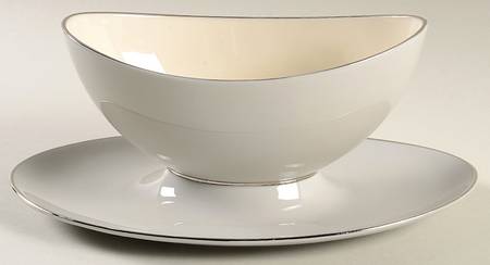 L6 Gravy Boat with Attached Underplate