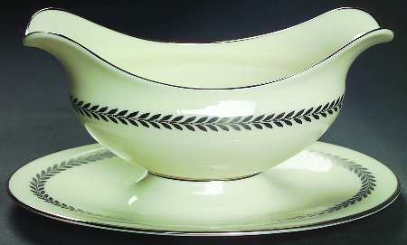 Majesty Gravy Boat with Attached Underplate