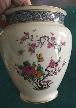 Ming-Birds (Older, Cream, Black Green Stamp) 8" Vase