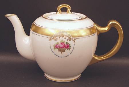 The Mount Vernon Shape 522 Teapot & Lid