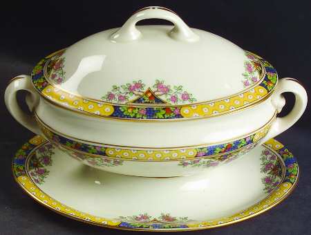 The Orchard Sauce Boat with Attached Underplate & Lid