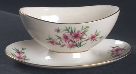 Peachtree Gravy Boat with Attached Underplate