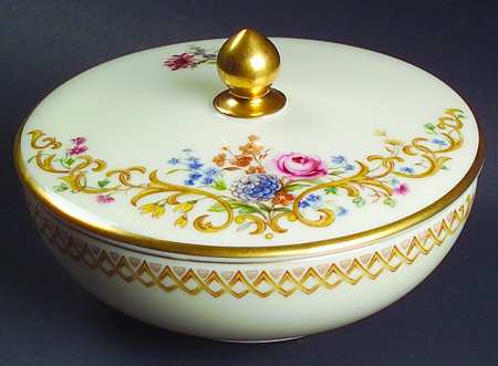 Queen's Garden Round Box & Lid