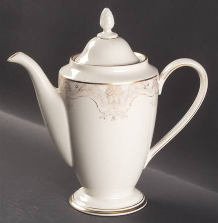 Richelieu Court 1999 Shape Coffee Pot & Lid