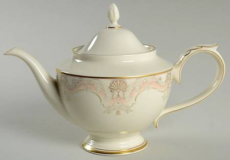 Richelieu Court Teapot & Lid