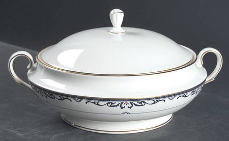 Royal Scroll Round Covered Vegetable