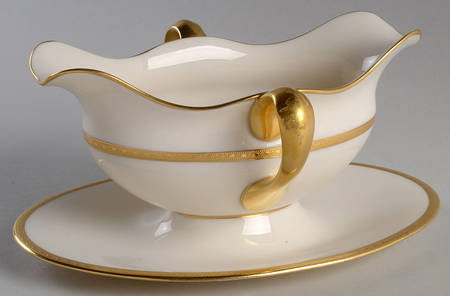 S8 Gravy Boat with Attached Underplate