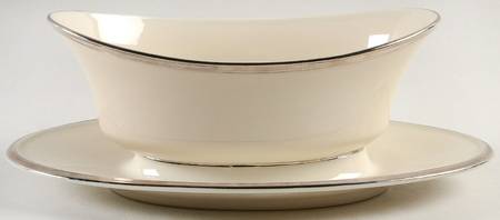 Solitaire Gravy Boat with Attached Underplate