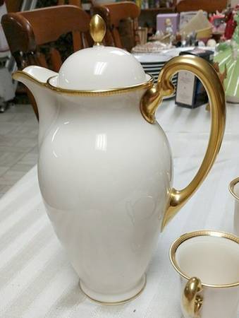 Tuxedo (Green Backstamp) Chocolate Pot & Lid
