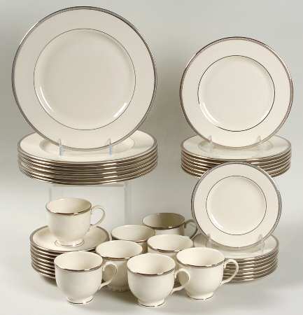 Tuxedo Platinum (Newer, Presidential Shape) 40 Piece Set