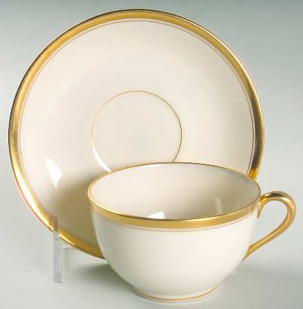 The Vondel Flat Cup & Saucer Set