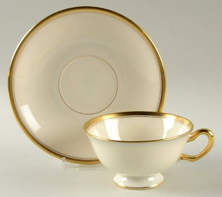 The Vondel Footed Cup & Saucer Set