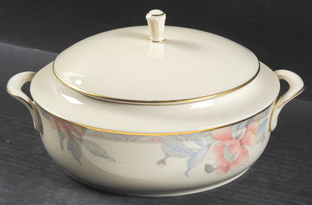 Westwood Large Round Covered Vegetable