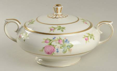 Betty Lou Round Covered Vegetable