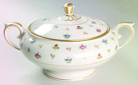 Molly Pitcher Round Covered Vegetable