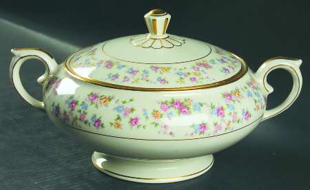 Reverie Round Covered Vegetable
