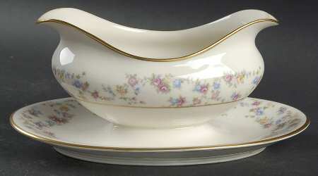 Reverie Gravy Boat with Attached Underplate