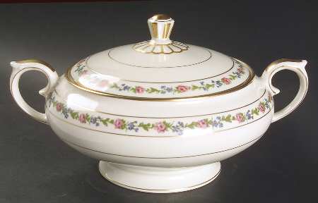 William Penn Round Covered Vegetable