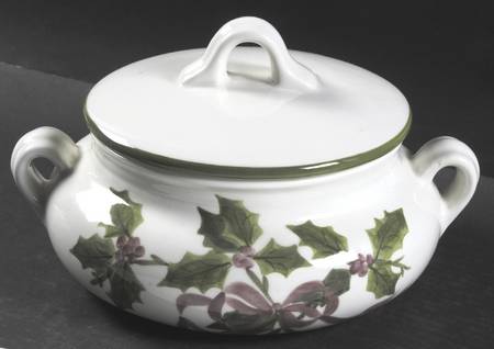 Holly (Green Trim) 2 Qt Round Covered Casserole