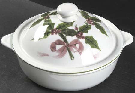 Holly (Green Trim) 2 Qt Round Covered Casserole