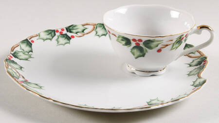 Holly Garland Snack Plate & Cup Set
