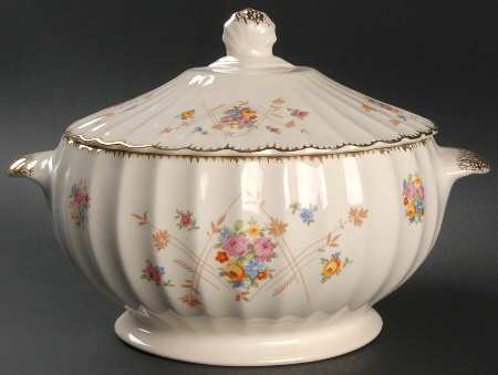 New Princess (Scalloped, Gold Trim) Round Covered Vegetable