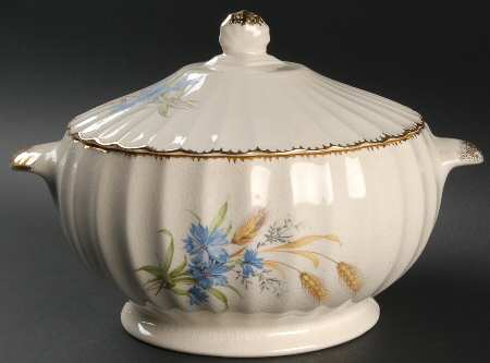 Wheatfield Fluted Edge Round Covered Vegetable