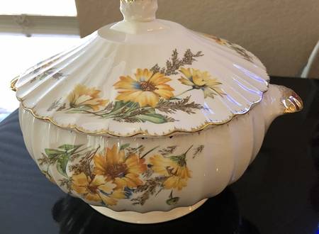 Yellow Daisy Round Covered Vegetable