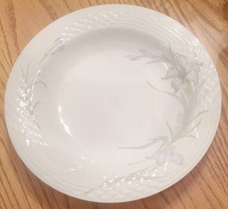 Daffodil Large Rim Soup Bowl