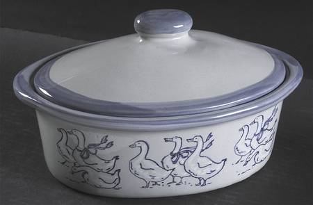 Gaggle of Geese 1.5 Quart Oval Covered Casserole