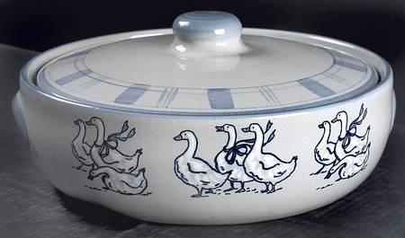 Gaggle of Geese 3 Quart Round Covered Casserole