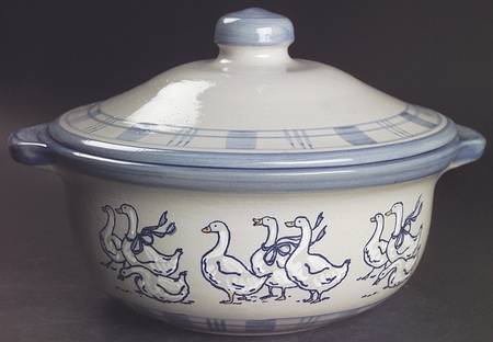Gaggle of Geese 2.5 Qt Round Covered Casserole