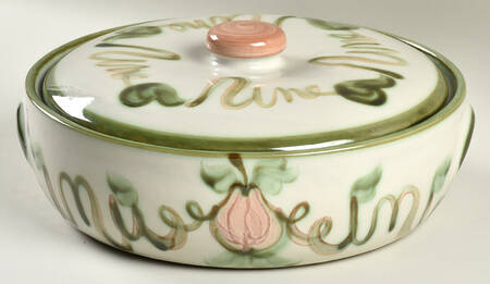 Pear 6 Qt Round Covered Casserole