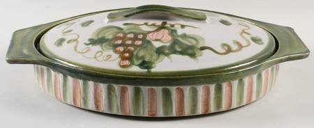 Pear 1.75 Quart Oval Covered Casserole