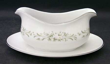 Larksong Gravy Boat with Attached Underplate