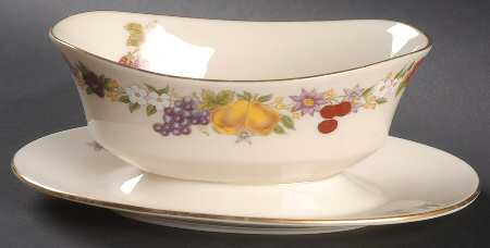 L21 Gravy Boat with Attached Underplate