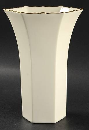 L26 7" Vase