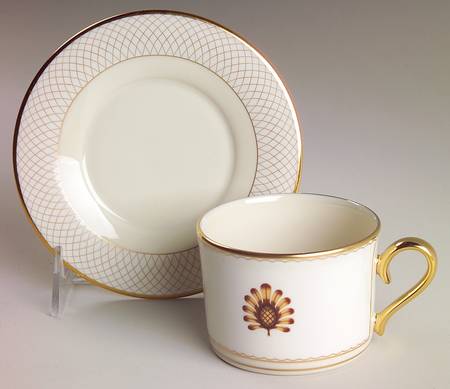 Au Courant Vanilla Flat Cup & Saucer Set