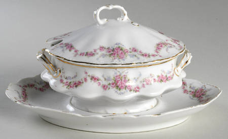 330 Gravy Boat w/Attached Underplate & Lid
